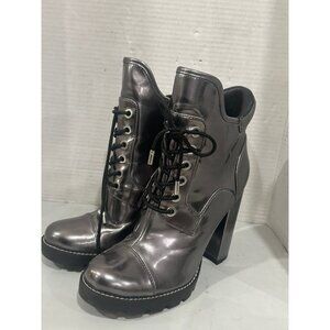 GUESS BRAND SILVER PLATFORM HEEL ANKLE BOOTS SZ 10